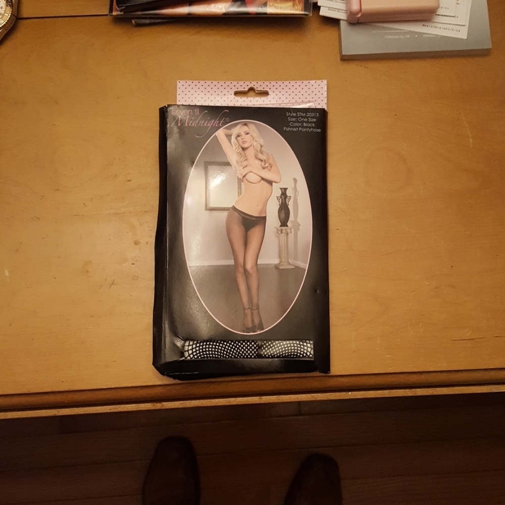 Seven til Midnight Fishnet pantyhose w/ back seam